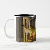 メキシコの玉石の道及び黄色い建物 ツートーンマグカップ (左)