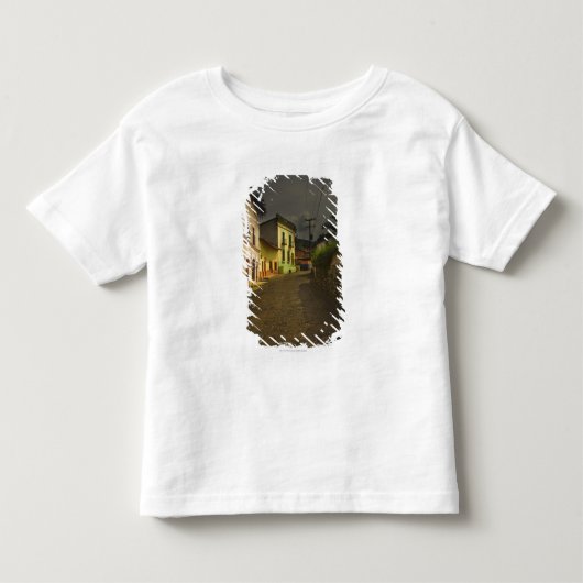 メキシコの玉石の道及び黄色い建物 トドラーTシャツ (正面)