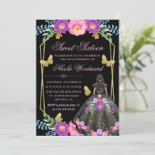 メキシコの花柄ドレスを着た肌の黒い女性のスイート16 招待状 (スタンド正面)