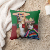 メキシコチワワは装飾用クッションの後をつけます クッション (ブランケット)