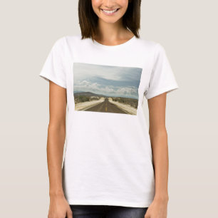メキシコ人のBajaの景色による長い直線道路 Tシャツ