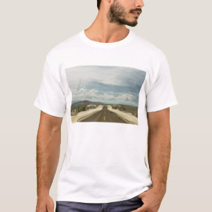 メキシコ人のBajaの景色による長い直線道路 Tシャツ