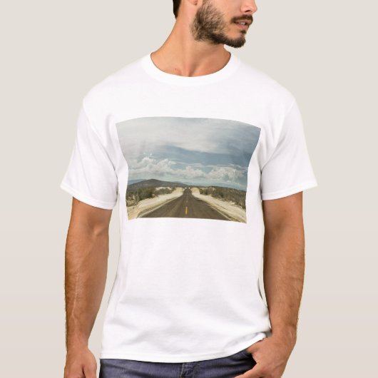 メキシコ人のBajaの景色による長い直線道路 Tシャツ (正面)
