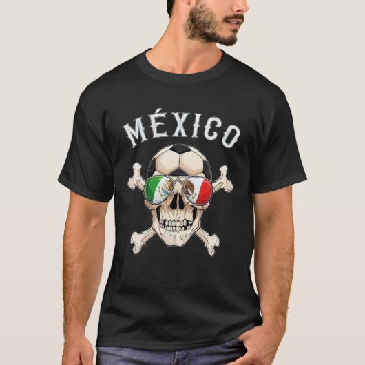メキシコ国旗Tを持つメキシコ海賊サッカーファンスカル Tシャツ (正面)