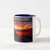 メキシコ湾の日没 ツートーンマグカップ (正面右)