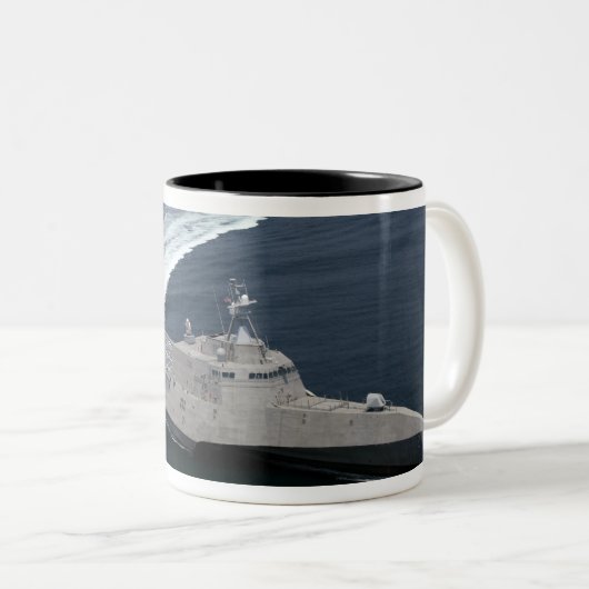 メキシコ湾の船舶の独立と戦う ツートーンマグカップ (正面右)