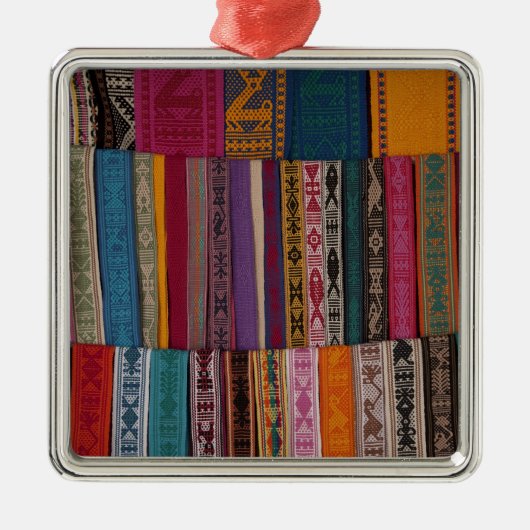 メキシコ、オアハカ州、オアハカ州、ベルトを織り込み メタルオーナメント (正面)