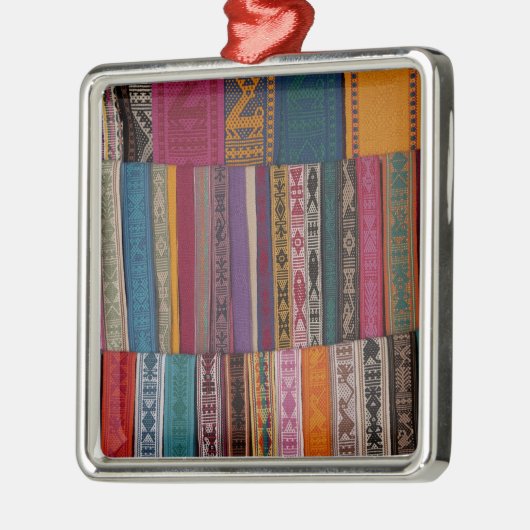 メキシコ、オアハカ州、オアハカ州、ベルトを織り込み メタルオーナメント (左)