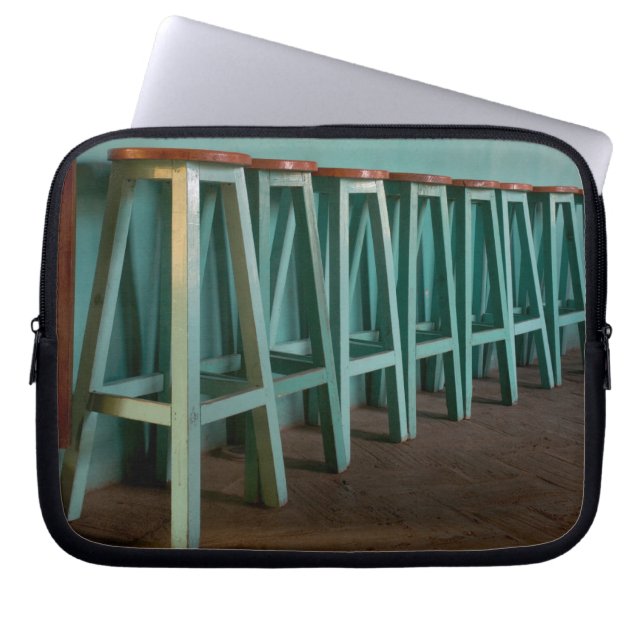 メキシコ、オアハカ、グリーンバースツールラインウォール ラップトップスリーブ (正面)