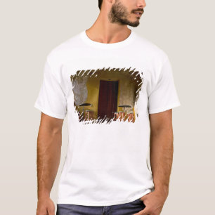 メキシコ オアハカ 午後の太陽がバルコニーを照らす Tシャツ
