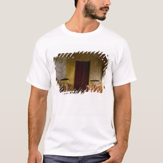 メキシコ オアハカ 午後の太陽がバルコニーを照らす Tシャツ (正面)