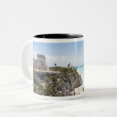 メキシコ、キンタナルー州カンクン-丘の上の遺跡 ツートーンマグカップ (正面左)