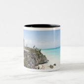 メキシコ、キンタナルー州カンクン-丘の上の遺跡 ツートーンマグカップ (中央)