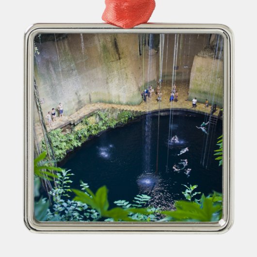 メキシコ、キンタナ・ロー、チチェン・イッツァの近く。 メタルオーナメント (正面)