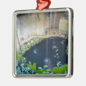 メキシコ、キンタナ・ロー、チチェン・イッツァの近く。 メタルオーナメント (左)