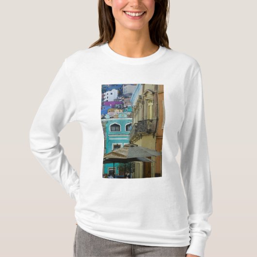 メキシコ、グアナフアト州。ぎっしり詰まった様々な Tシャツ (正面)