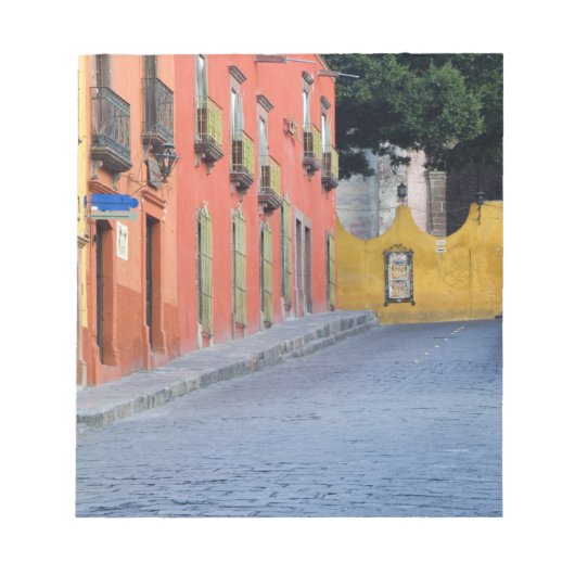 メキシコ、サンミゲルデアジェンデ、住宅沿い ノートパッド (正面)