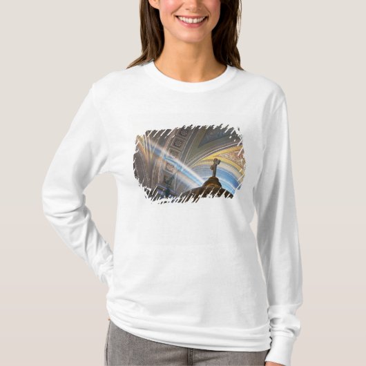 メキシコ、モレリア。太陽の光が内部に差し込む Tシャツ (正面)