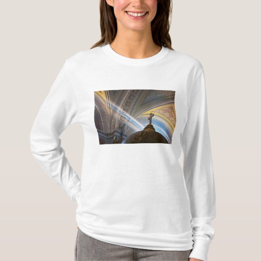 メキシコ、モレリア。太陽の光が内部に差し込む Tシャツ (正面)