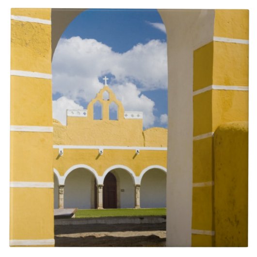 メキシコ、ユカタン、イサマル。フランシスコ会修道院 2 タイル (正面)