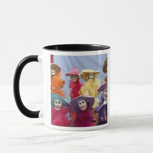 メキシコ。骸骨のカトリーナ人形たちがお祝いしています マグカップ (左)