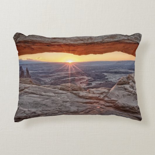 メサのアーチ、Canyonlandsの国立公園の日の出 アクセントクッション (正面)