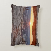 メサのアーチ、Canyonlandsの国立公園の日の出 アクセントクッション (裏面(縦))