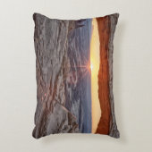 メサのアーチ、Canyonlandsの国立公園の日の出 アクセントクッション (正面(垂直))