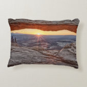 メサのアーチ、Canyonlandsの国立公園の日の出 アクセントクッション (裏面)