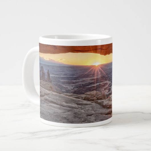 メサのアーチ、Canyonlandsの国立公園の日の出 ジャンボコーヒーマグカップ (正面左)
