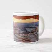 メサのアーチ、Canyonlandsの国立公園の日の出 ジャンボコーヒーマグカップ (正面右)