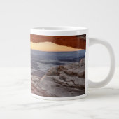 メサのアーチ、Canyonlandsの国立公園の日の出 ジャンボコーヒーマグカップ (右)
