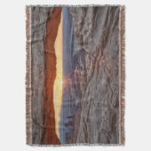 メサのアーチ、Canyonlandsの国立公園の日の出 スローブランケット (正面縦)