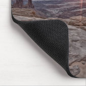 メサのアーチ、Canyonlandsの国立公園の日の出 マウスパッド (コーナー)