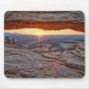 メサのアーチ、Canyonlandsの国立公園の日の出 マウスパッド