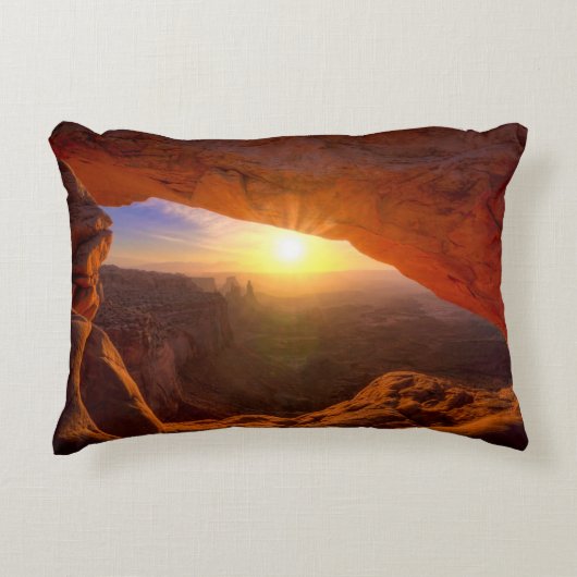 メサのアーチ、Canyonlandsの国立公園 アクセントクッション (正面)