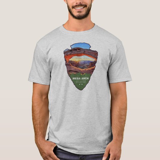 メサアーチ キャニオンランズ国立公園 矢じり型の岩のアーチ Tシャツ (正面)