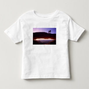メサ・アーチの頂上で日の出を見るカップル トドラーTシャツ