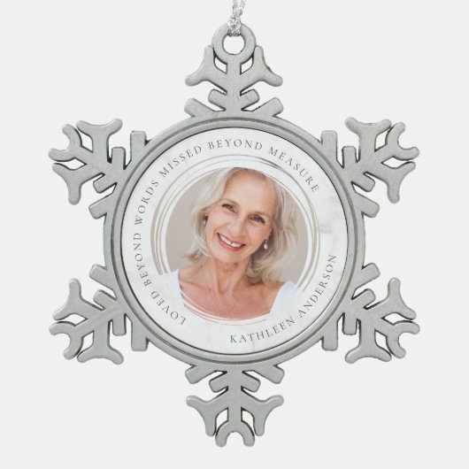 メジャー写真を超え恋しく思た言葉を超えて愛される スノーフレークピューターオーナメント (正面)