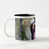 メスのライオン(ヒョウ属レオ)、マサイ族のマラの国民 ツートーンマグカップ (左)