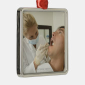 メスの歯科医の検査の人 メタルオーナメント (右)