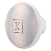 メタリックなシルバーグレーのブラシ仕上げアルミニウムの外観 セラミックノブ (右)