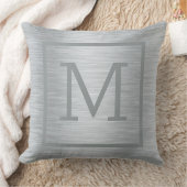 メタリックなライトシルバーのグレーブラシ仕上げアルミルック クッション (ブランケット)