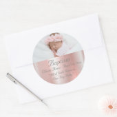 メタリックエレガントピンク写真ベビーガールバプテスマ ラウンドシール (封筒)