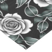 メタリックシルバーのバラと濃緑色の葉 テーブルクロス (アングル)