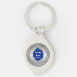 メタリックシルバーの花とフローラの優雅さ キーホルダー