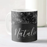 メタリックブラックグリッター パーソナライズされた コーヒーマグカップ<br><div class="desc">このブラックのブラッシュメタルと魅力的なフェイクグリッターパターン（の模様が）あるコーヒーマグを自分の名前をカスタムするで簡単にパーソナライズ。</div>