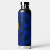 メタリックブルーおよび金ゴールドモノグラムA ウォーターボトル (左面)