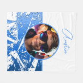 メタリックブルーと白カスタムの写真（名前あり） フリースブランケット (正面(横))