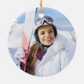 メタリックマゼンタ紫シグネチャーモノグラムフォト セラミックオーナメント (裏面)